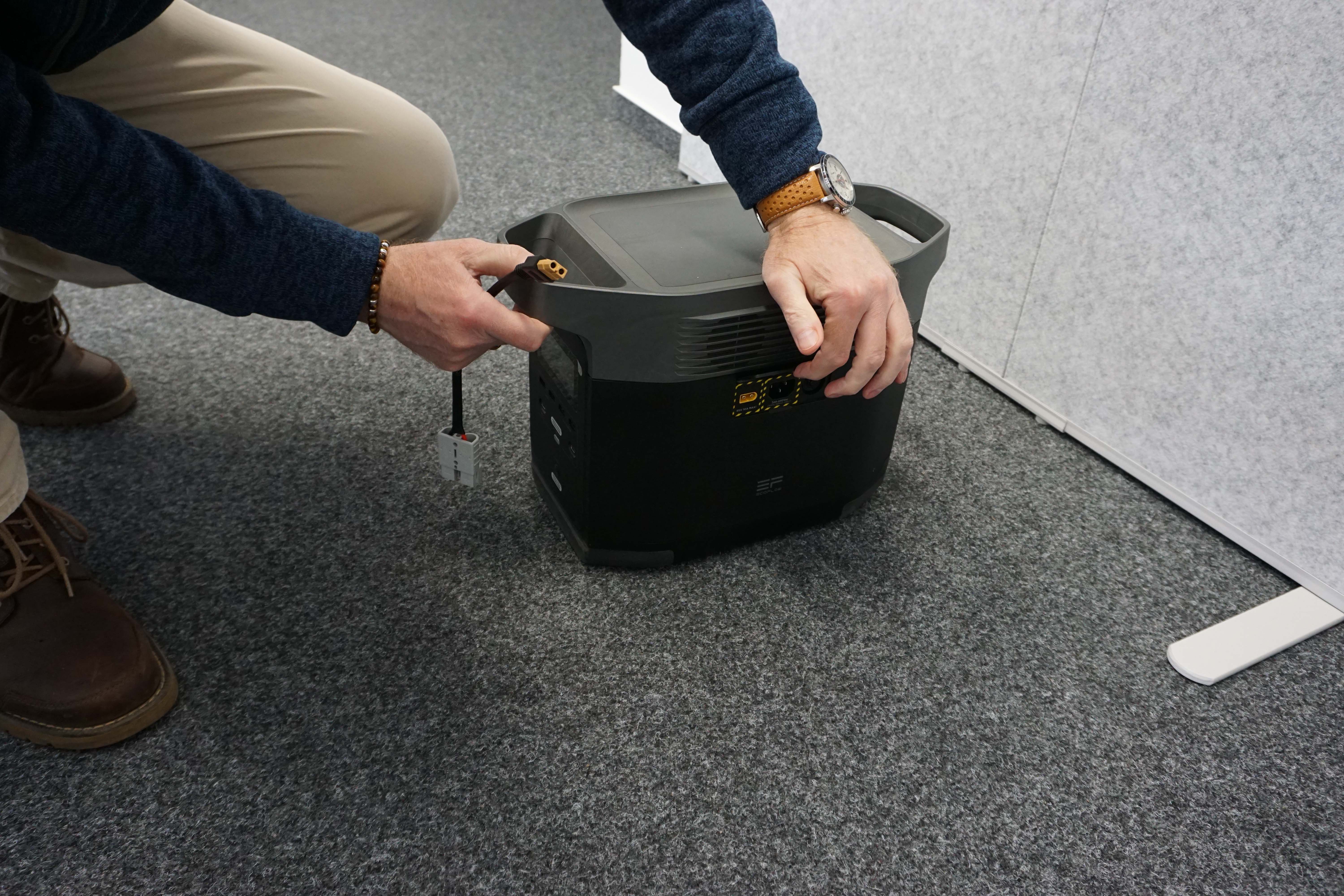 Eine Powerstation mit der Anschlussbuchse für ein Adapterkabel einer Solartasche