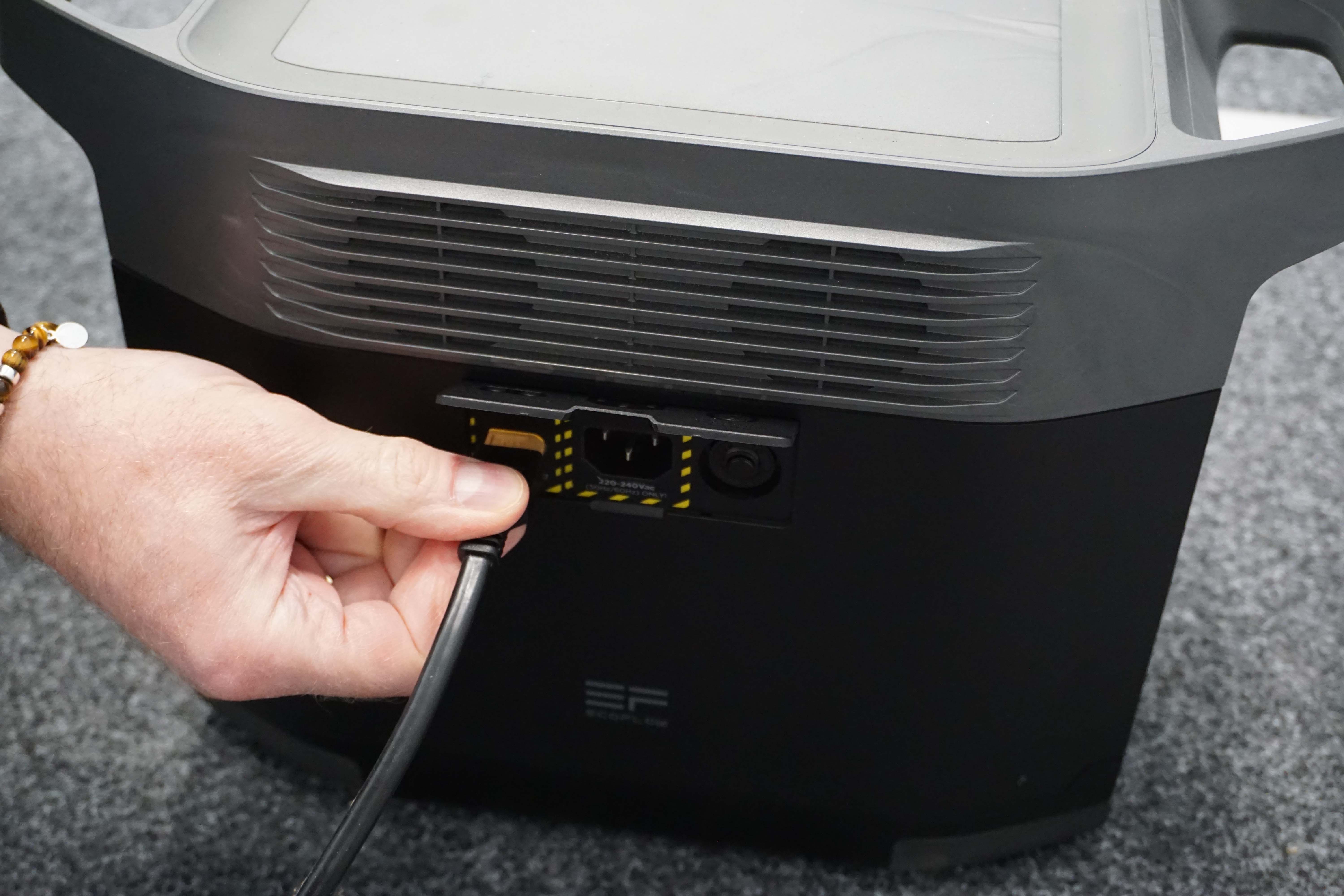 Anschließen des Adapterkabels an die Powerstation (XT60 Stecker)