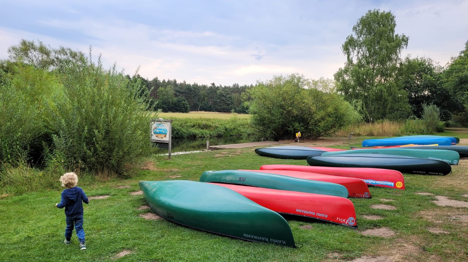 Kanus liegen zum Trocknen im Gras